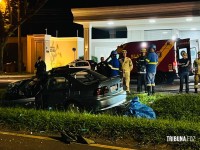 Resgate dramático: Carro bate em poste na Av. Tancredo Neves e deixa dois homens feridos