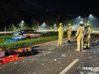 Resgate dramático: Carro bate em poste na Av. Tancredo Neves e deixa dois homens feridos