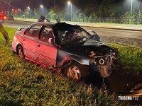 Resgate dramático: Carro bate em poste na Av. Tancredo Neves e deixa dois homens feridos