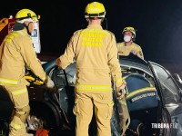 Resgate dramático: Carro bate em poste na Av. Tancredo Neves e deixa dois homens feridos