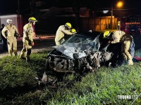 Resgate dramático: Carro bate em poste na Av. Tancredo Neves e deixa dois homens feridos