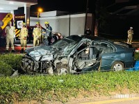 Resgate dramático: Carro bate em poste na Av. Tancredo Neves e deixa dois homens feridos