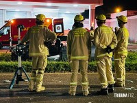 Resgate dramático: Carro bate em poste na Av. Tancredo Neves e deixa dois homens feridos
