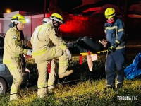 Resgate dramático: Carro bate em poste na Av. Tancredo Neves e deixa dois homens feridos