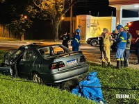 Resgate dramático: Carro bate em poste na Av. Tancredo Neves e deixa dois homens feridos