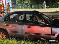 Resgate dramático: Carro bate em poste na Av. Tancredo Neves e deixa dois homens feridos