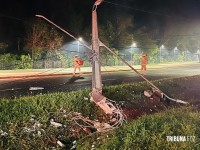 Resgate dramático: Carro bate em poste na Av. Tancredo Neves e deixa dois homens feridos
