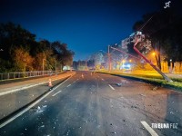 Resgate dramático: Carro bate em poste na Av. Tancredo Neves e deixa dois homens feridos