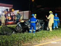 Resgate dramático: Carro bate em poste na Av. Tancredo Neves e deixa dois homens feridos