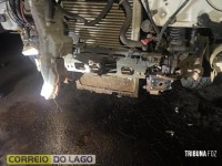 Caminhonete com família a bordo bate contra caminhão na PR-497 em Missal