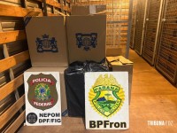 PF, PM e Exército apreendem 11 caixas de cigarros contrabandeados em depósito clandestino no Jardim Jupira em Foz do Iguaçu