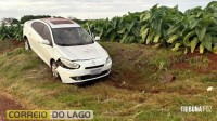 Renault Fluence sai da pista na PR-488 em Santa Helena