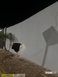 VW Gol perde o controle e bate contra muro de empresa em Santa Helena