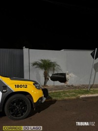 VW Gol perde o controle e bate contra muro de empresa em Santa Helena