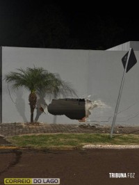 VW Gol perde o controle e bate contra muro de empresa em Santa Helena
