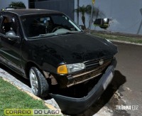 VW Gol perde o controle e bate contra muro de empresa em Santa Helena