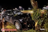 Veículo perde o controle e colide contra árvore na marginal da BR-277 em Santa Terezinha de Itaipu