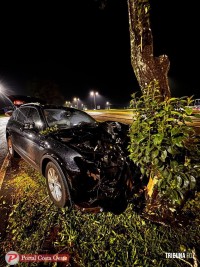 Veículo perde o controle e colide contra árvore na marginal da BR-277 em Santa Terezinha de Itaipu