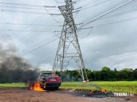 Carro pega fogo e fica completamente destruído no bairro Três Lagoas