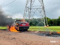 Carro pega fogo e fica completamente destruído no bairro Três Lagoas