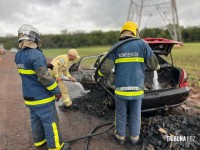 Carro pega fogo e fica completamente destruído no bairro Três Lagoas