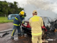 Carro pega fogo e fica completamente destruído no bairro Três Lagoas