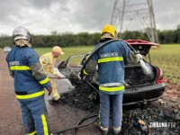 Carro pega fogo e fica completamente destruído no bairro Três Lagoas