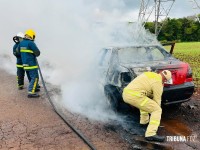 Carro pega fogo e fica completamente destruído no bairro Três Lagoas