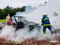 Carro pega fogo e fica completamente destruído no bairro Três Lagoas