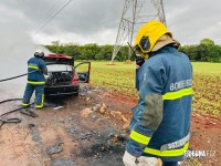 Carro pega fogo e fica completamente destruído no bairro Três Lagoas