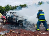 Carro pega fogo e fica completamente destruído no bairro Três Lagoas