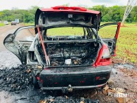 Carro pega fogo e fica completamente destruído no bairro Três Lagoas