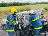 Carro pega fogo e fica completamente destruído no bairro Três Lagoas