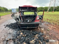 Carro pega fogo e fica completamente destruído no bairro Três Lagoas