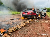 Carro pega fogo e fica completamente destruído no bairro Três Lagoas