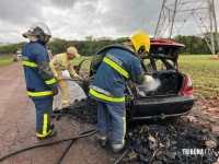 Carro pega fogo e fica completamente destruído no bairro Três Lagoas