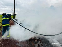 Carro pega fogo e fica completamente destruído no bairro Três Lagoas