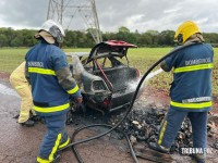 Carro pega fogo e fica completamente destruído no bairro Três Lagoas