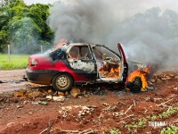 Carro pega fogo e fica completamente destruído no bairro Três Lagoas