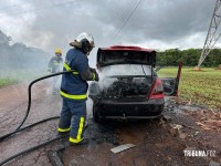 Carro pega fogo e fica completamente destruído no bairro Três Lagoas