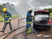 Carro pega fogo e fica completamente destruído no bairro Três Lagoas