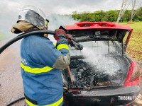 Carro pega fogo e fica completamente destruído no bairro Três Lagoas
