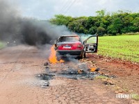 Carro pega fogo e fica completamente destruído no bairro Três Lagoas