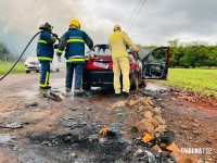 Carro pega fogo e fica completamente destruído no bairro Três Lagoas