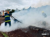 Carro pega fogo e fica completamente destruído no bairro Três Lagoas