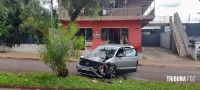 Condutora fica ferida após colidir veículo contra uma arvore na Av. Javier Koelbel