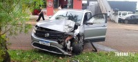 Condutora fica ferida após colidir veículo contra uma arvore na Av. Javier Koelbel