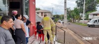 Condutora fica ferida após colidir veículo contra uma arvore na Av. Javier Koelbel