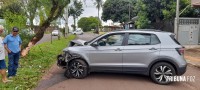 Condutora fica ferida após colidir veículo contra uma arvore na Av. Javier Koelbel