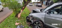 Condutora fica ferida após colidir veículo contra uma arvore na Av. Javier Koelbel